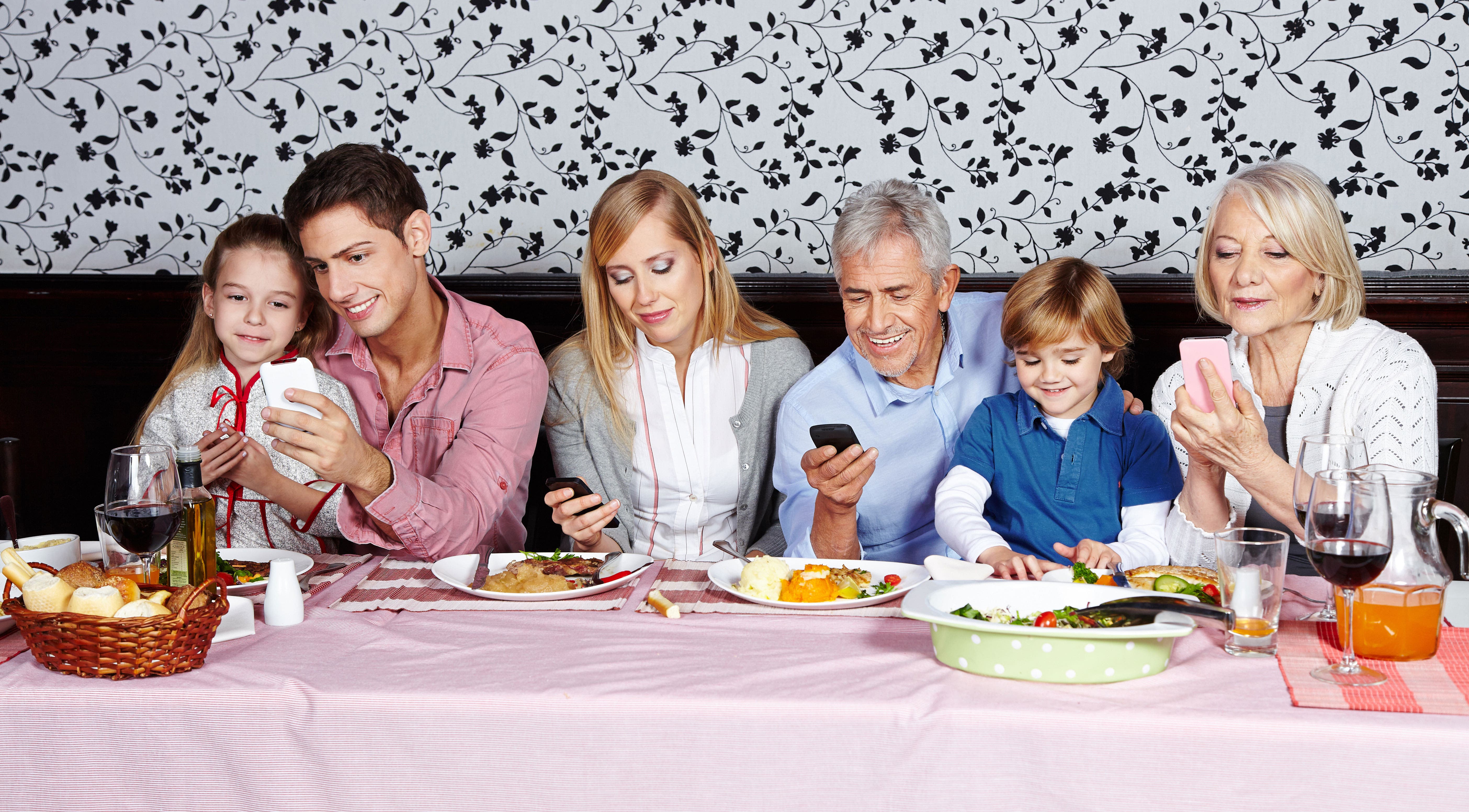 Родители сидят в телефонах. Семья за столом. Современная семья. Современная семья за столом. Семья за столом с гаджетами.