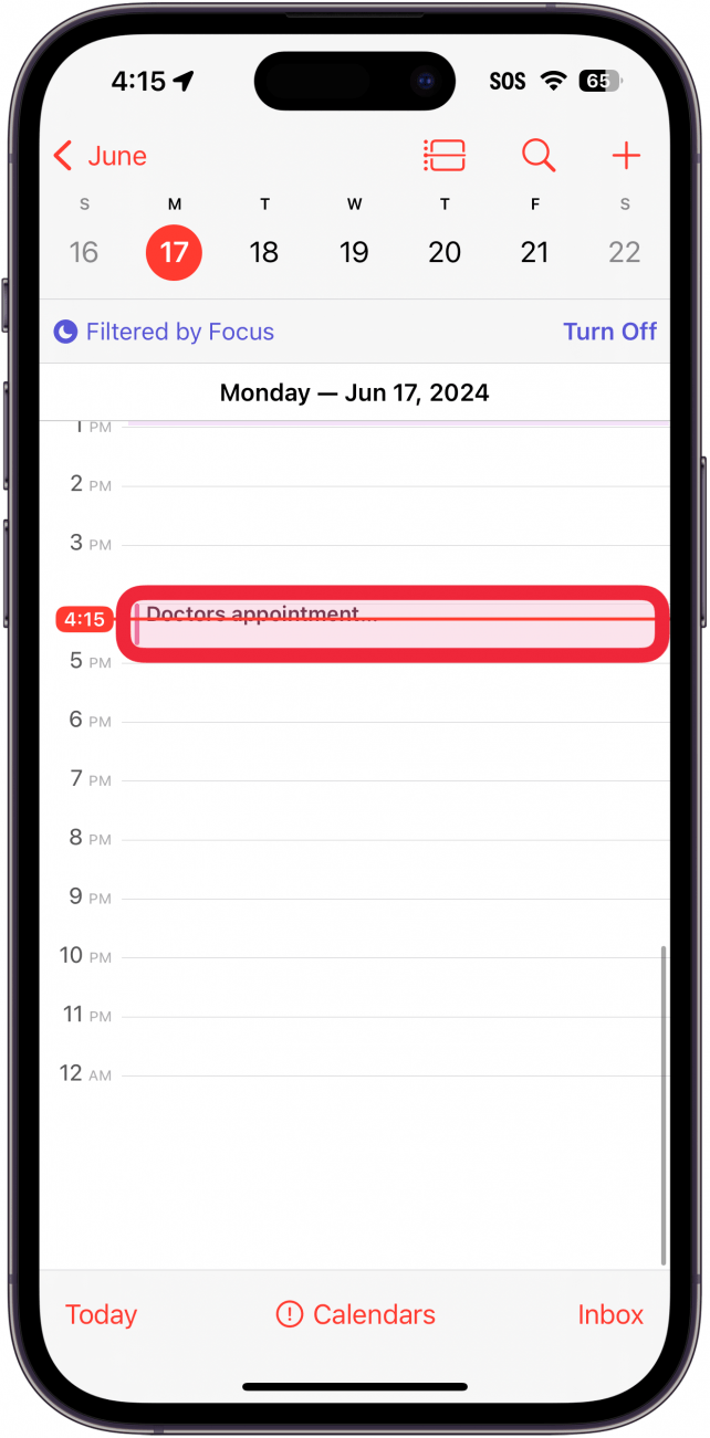 Просмотр дня в приложении «Календарь iPhone» с красной рамкой вокруг события с названием,