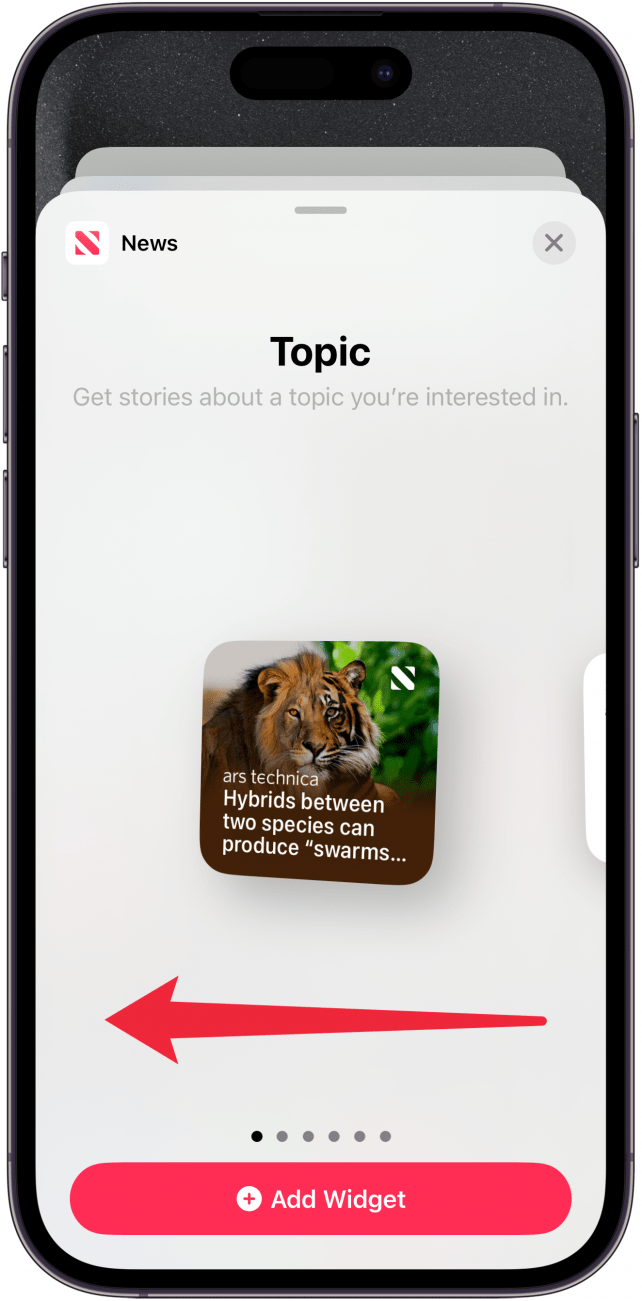 настройка виджета новостей для iPhone с красной стрелкой, указывающей влево, указывающей пользователю на необходимость провести пальцем влево