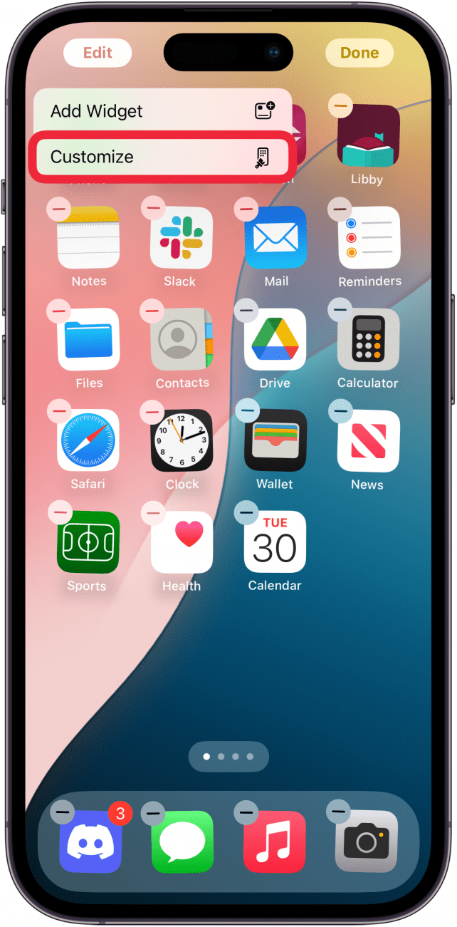 Режим редактирования домашнего экрана iPhone с красной рамкой вокруг кнопки настройки
