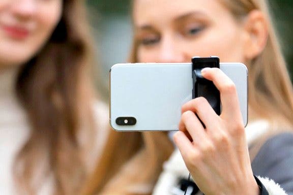 Image for article: Review: The Adonit V-Grip Is More than a Selfie Stick