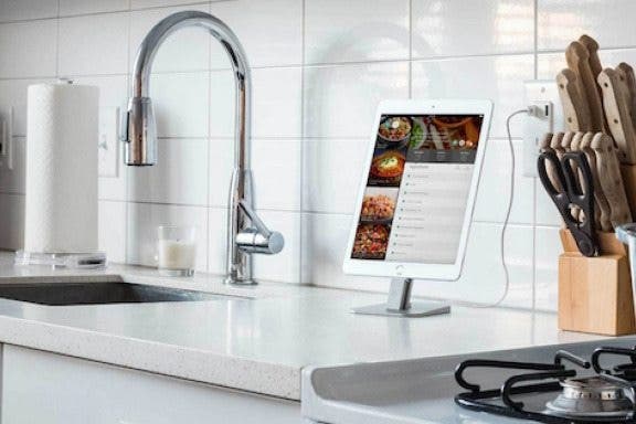 Image for article: Review: Twelve South’s HiRise Deluxe Charges Everything