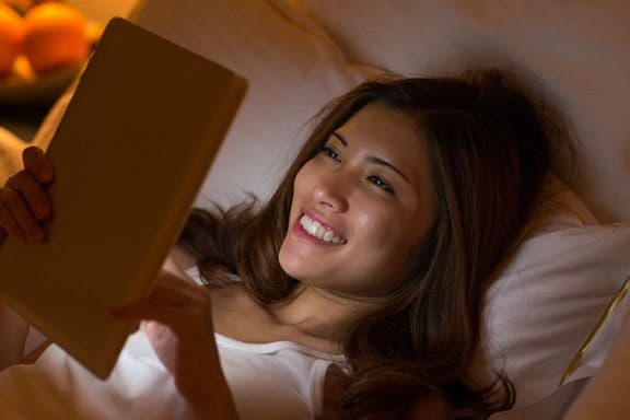 Image for article: Tip of the Day: iBooks Automatically Inverts Colors for Low-Light Reading