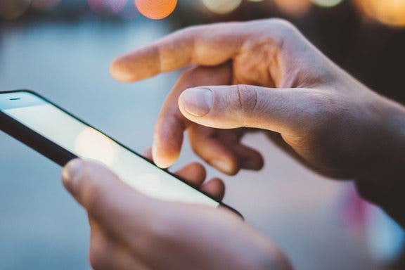 Image for article: iPhone Basics: How to Navigate the iOS Safari App Using the Webpage Icons