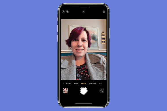 Image for article: How to Zoom In & Out When Taking Selfies on an iPhone