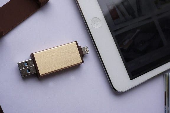 Image for article: How to Use a USB Drive with an iPhone or iPad