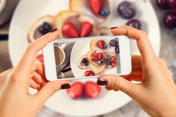 Image for article: How to Swipe Down on a Photo to Return to Album View