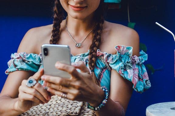 Image for article: How to Move a Screenshot off the Screen of Your iPhone X & Later