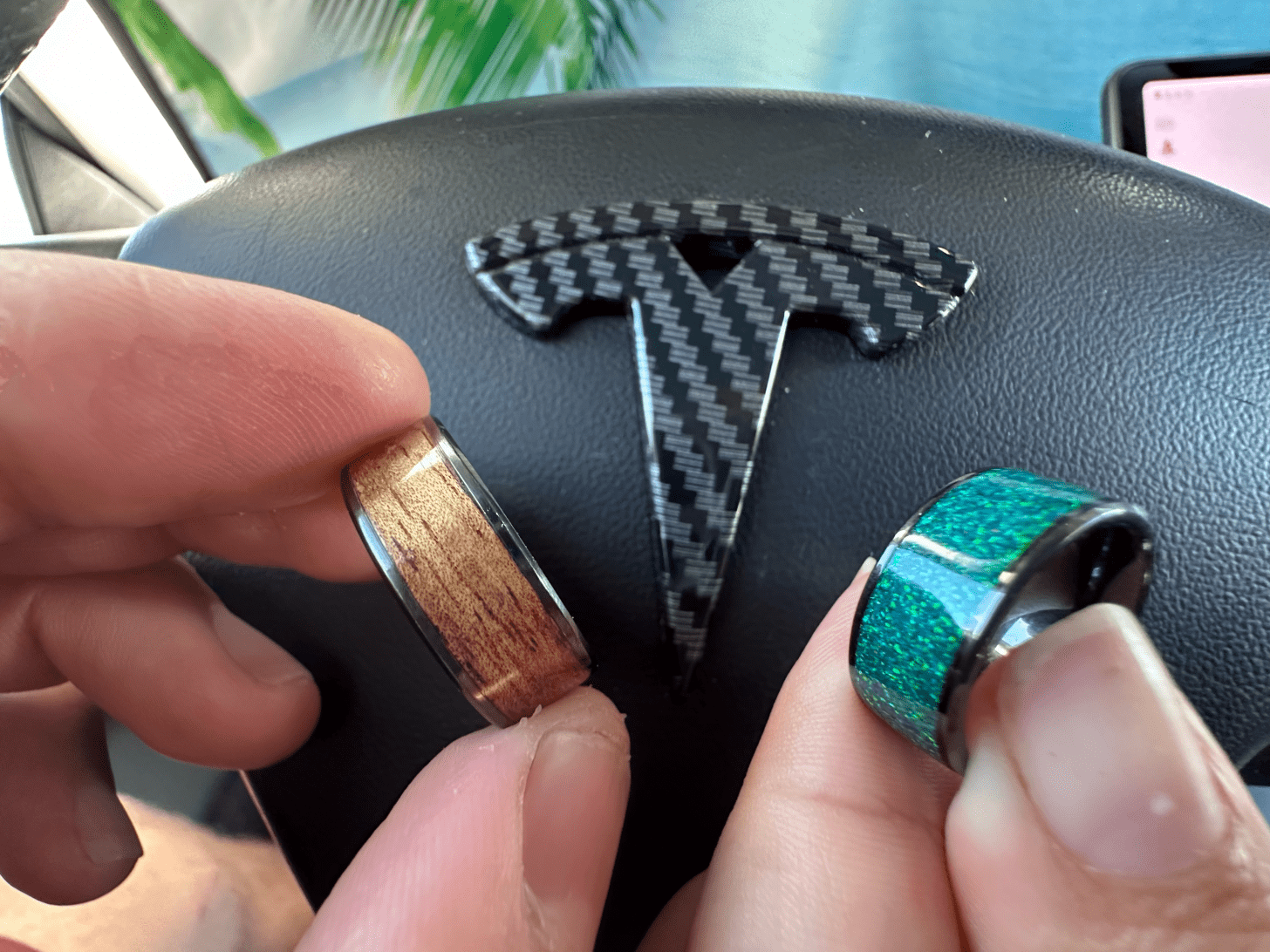 Заблокируйте свою Tesla с помощью стороннего брелока.