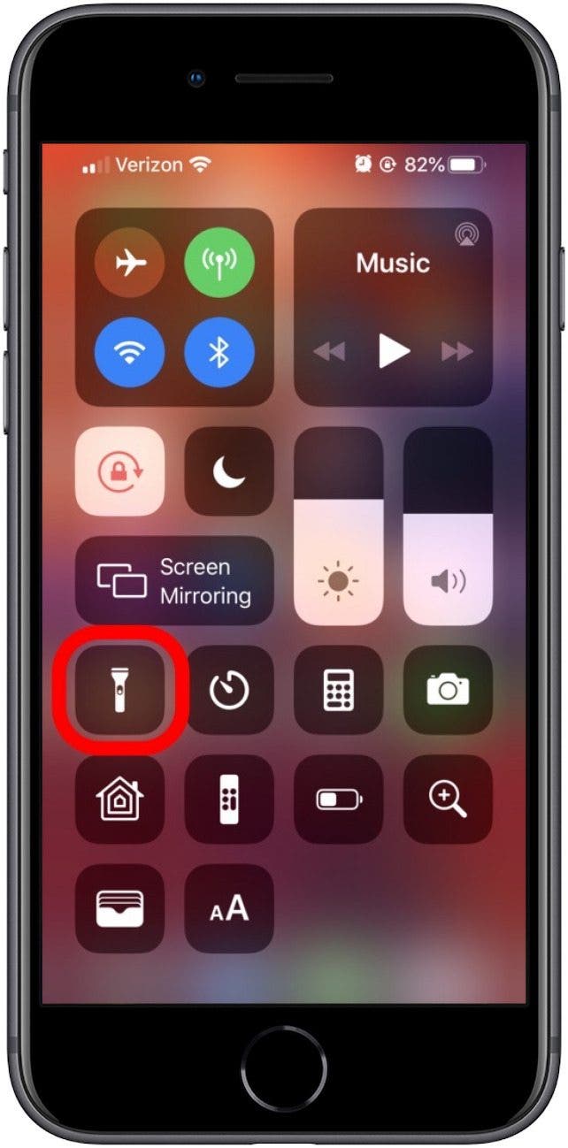 How To Turn Your Iphone Flashlight On Off 3 Easy Ways