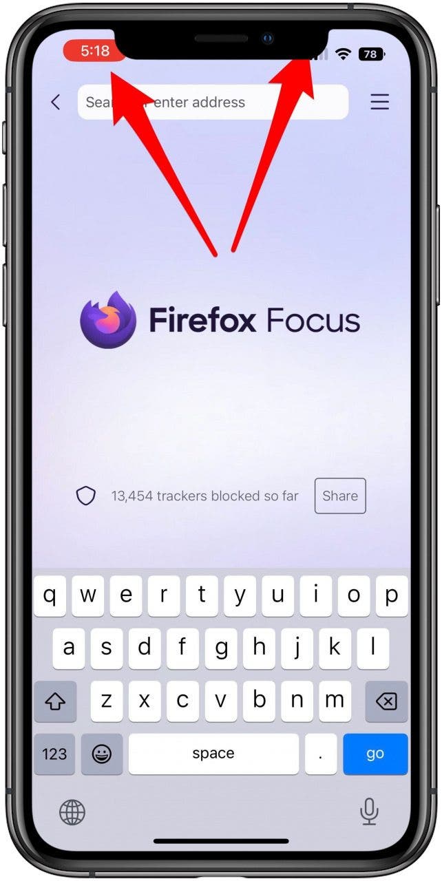 Firefox Focus screen with two arrow marks. One points to the clock which is red to indicate the screen is being recorded and one pointing to the orange circle indicating the microphone is recording.