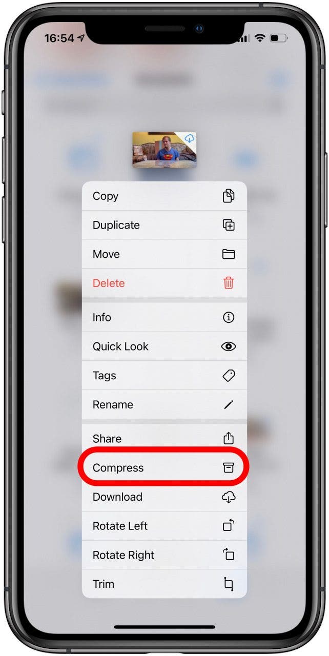 Dotknij i przytrzymaj plik, aż pojawi się menu. Następnie stuknij pozycję Kompresuj.
