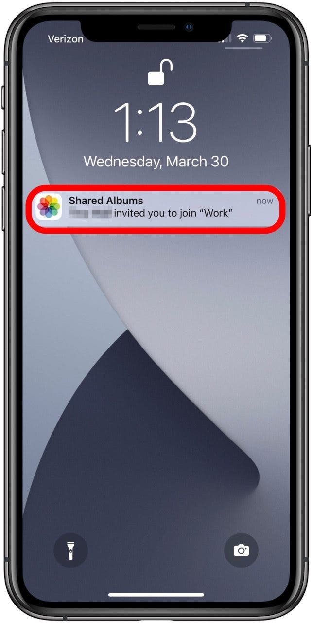 Lock screen with Shared Albums invitation notification marked